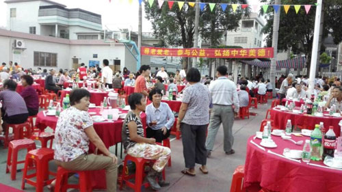 免费看片的网站入口漆廠家 明邦化工走進新塘社區愛心敬老.jpg